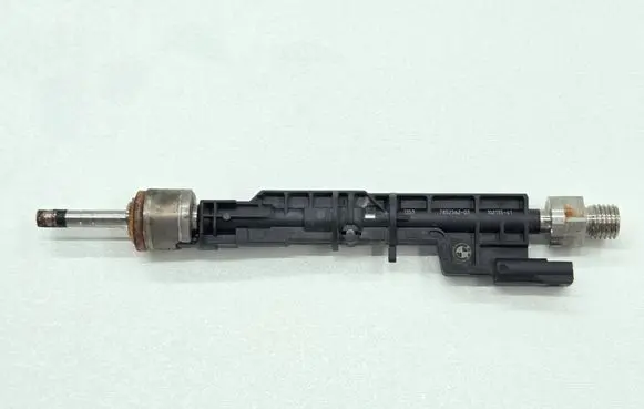 BMW M5 F90 Fuel injector 7852362 13647852362