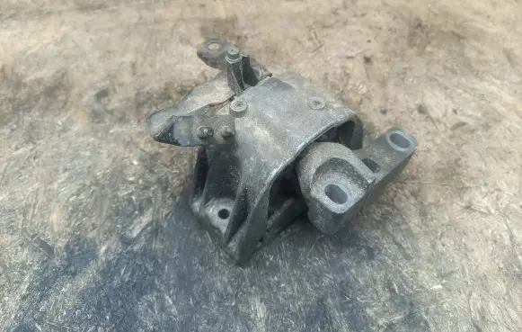 Audi TT Mk1 Engine mount bracket 1J0199262