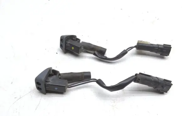Volvo V70 Windshield washer spray nozzle 