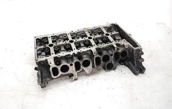 BMW 1 E81 E87 Engine head 7797678