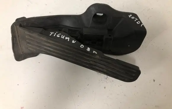 Volkswagen Tiguan Accelerator throttle pedal 1K2723503K