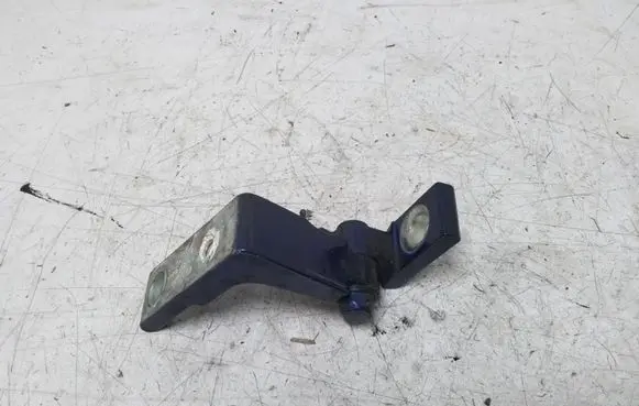 Volkswagen Touareg I Front door upper hinge 7L0831402A