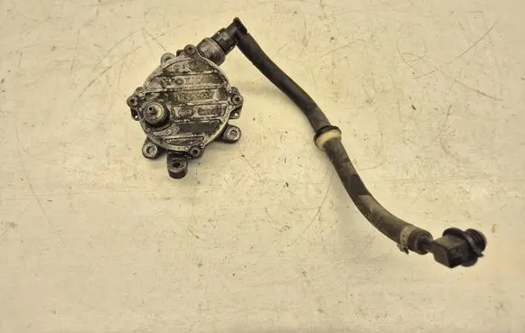 Volvo V70 Vacuum pump 08699237