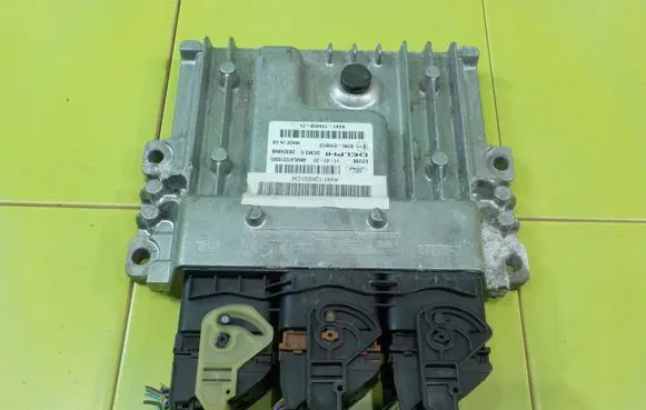 Ford Kuga I Engine control unit/module AV4112A650CM