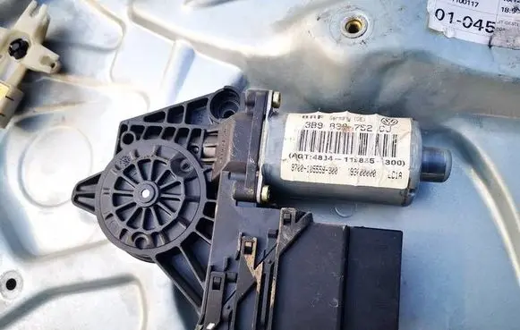 Volkswagen PASSAT B5 Rear door window regulator motor 3B9839752CJ 9700105559300