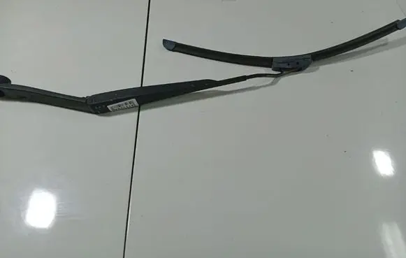 Hyundai Sonata Front wiper blade arm 