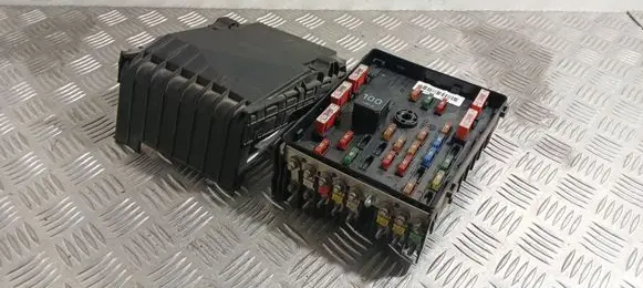 Volkswagen PASSAT B6 Fuse module 3C0937125