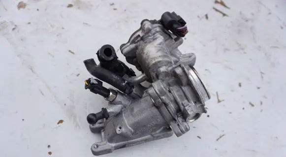 Volkswagen PASSAT B8 Throttle valve 04L128063AA