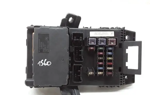 Toyota Avensis T220 Fuse module 8273005020