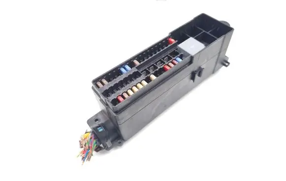 Ford Focus Fuse module AV6T-14K131-AB 3B0NK0100