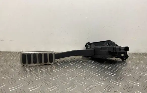 Accelerator throttle pedal