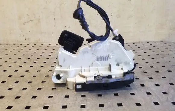 Skoda Yeti (5L) Front door lock 5K2837016B 5L0837085A