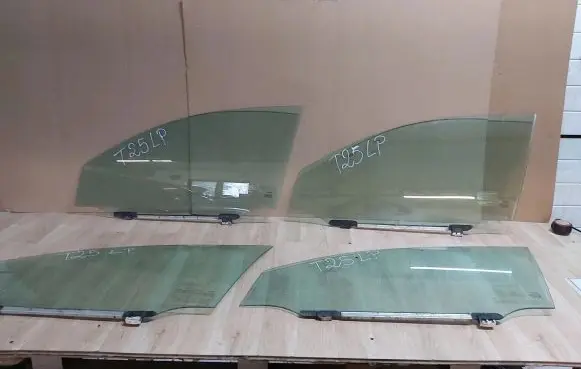 Toyota Avensis T250 Sliding door window/glass 