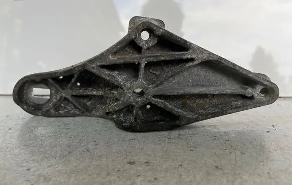 Audi A8 S8 D2 4D Engine mounting bracket 4D0199603E