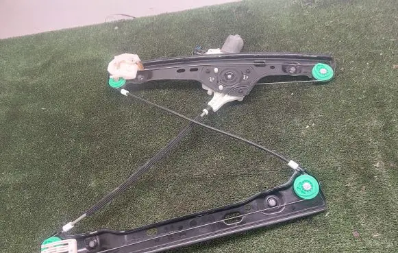 BMW 1 E81 E87 Front door manual window regulator 6927028 0130822227
