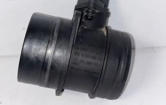 Volkswagen PASSAT B6 Mass air flow meter 074906461