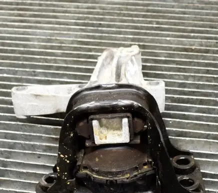 Nissan Qashqai Engine mount bracket