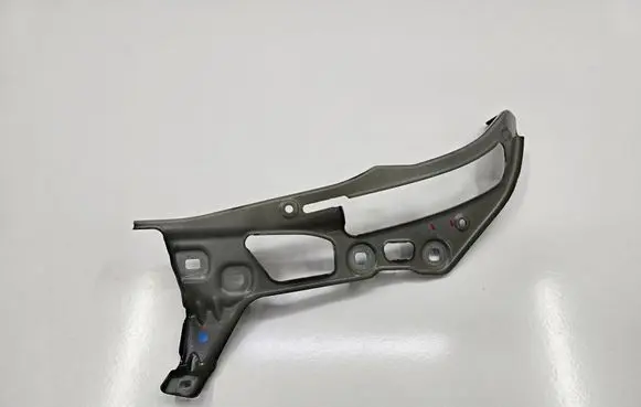 BMW 2 Active Tourer U06 Fender mounting bracket 8737127