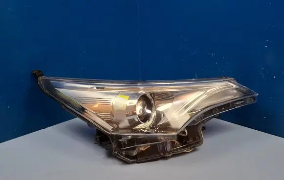 Toyota Avensis T270 Headlight/headlamp 8113005400 KOITO0547