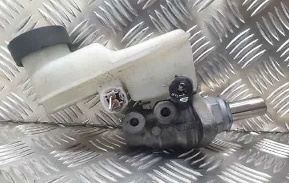 Toyota Yaris Brake fluid reservoir 