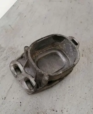 Volkswagen PASSAT B5.5 Engine mounting bracket 8D0199335Q