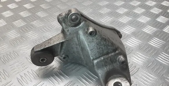 Engine mounting bracket