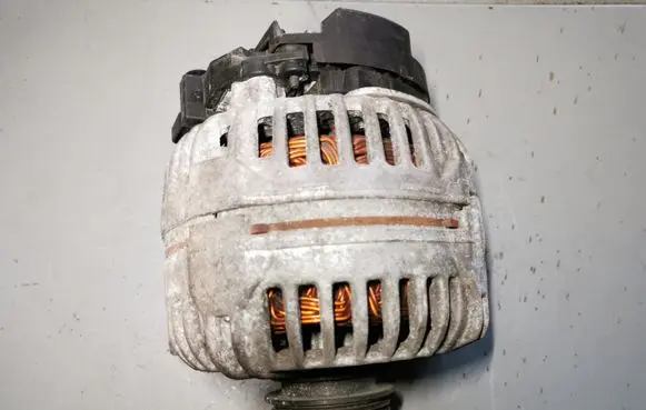 Volkswagen Golf V Generator/alternator 06F903023F 0124525091