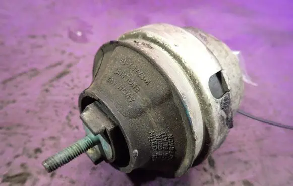 Audi A4 S4 B5 8D Engine mount vacuum valve 