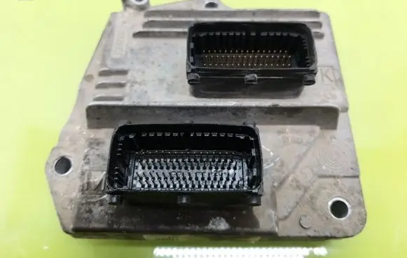 Opel Astra H Engine control unit/module 55561172