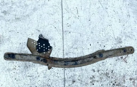 Mazda 3 I Engine mounting bracket