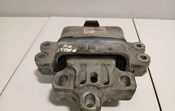 Volkswagen PASSAT B7 Engine mount bracket 1K0199555