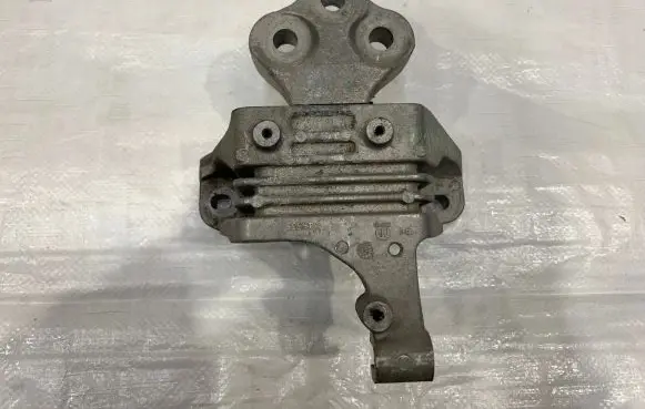 Jeep Cherokee Engine mount bracket P68275805AA