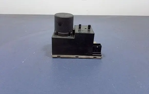 Audi A3 S3 8L Central locking vacuum pump 8D0862257C