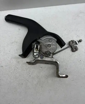 Suzuki Grand Vitara II Hand brake release handle 