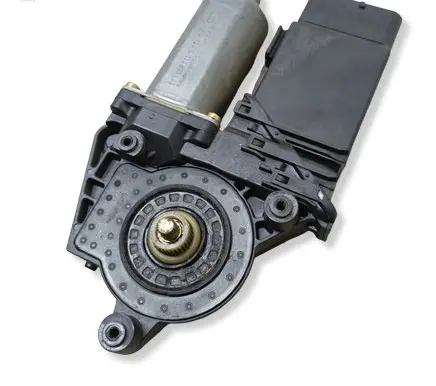 Volkswagen PASSAT B5 Front door window regulator motor 0130821695