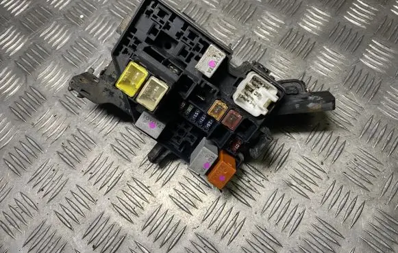 Toyota Yaris Fuse box set 71545127