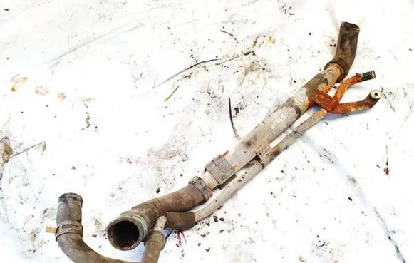 Volkswagen PASSAT B3 Engine coolant pipe/hose