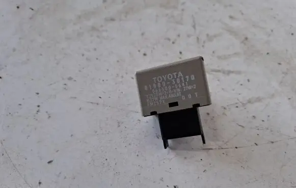 Lexus RX 450H Hazard warning light relay 8198030170 0665005641
