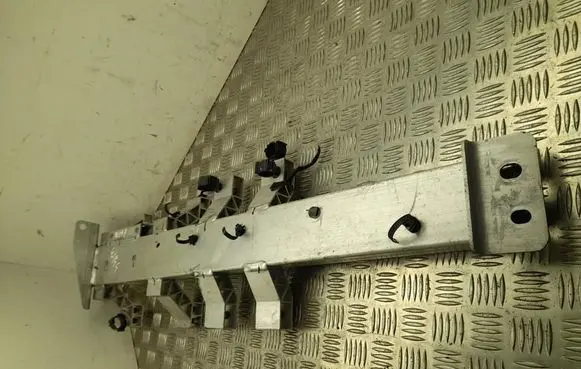 Engine mounting bracket