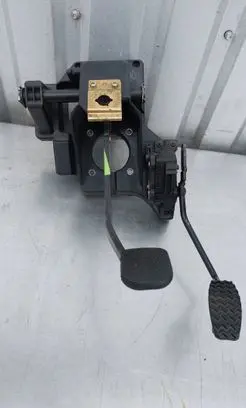 Accelerator throttle pedal