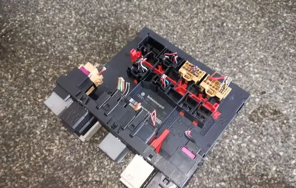 Volkswagen Golf V Fuse module 3C0937049AD