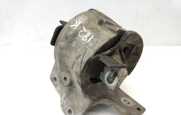 Peugeot 607 Engine mount bracket