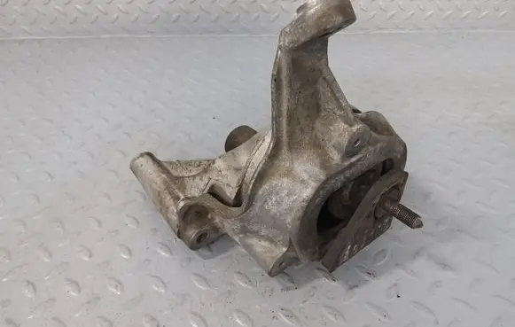 Nissan Murano Z51 Engine mount bracket 112101AT0A