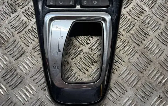 Opel Crossland X Gear shifter surround trim plastic 565537081