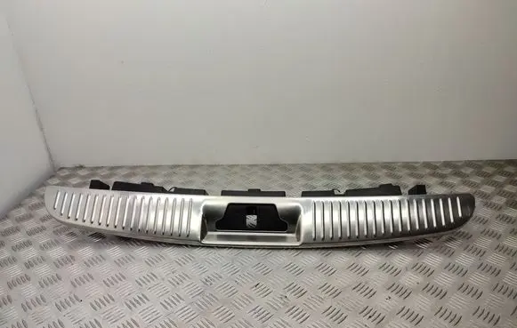 Trunk/boot sill cover protection