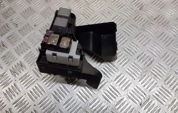 Toyota Avensis T250 Relay mounting block BRAK