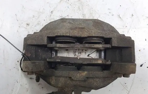 Toyota Land Cruiser (J200) Front brake caliper