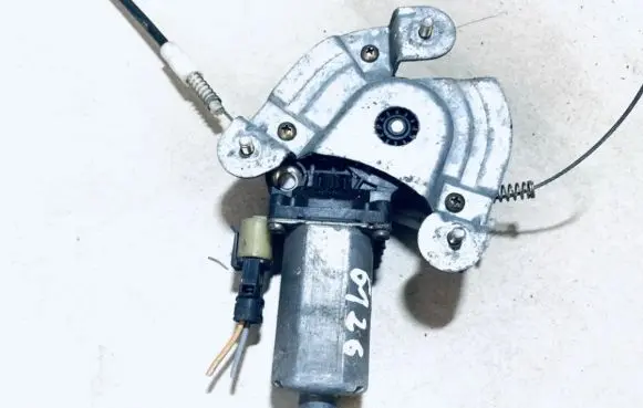 Renault Megane I Front door window regulator motor 0130821721