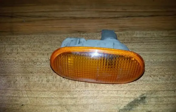Front fender indicator light