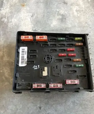 Volkswagen PASSAT B6 Fuse module 3C0937125 93392777